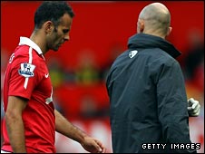 Man Utd's Ryan Giggs sidelined with hamstring injury _49541887_giggsx226