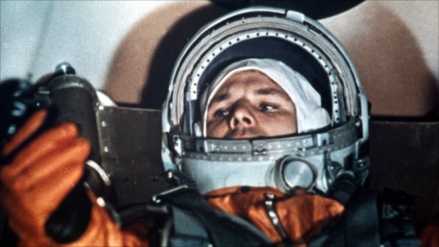 Há 55 anos o primeiro homem chegava ao espaço. _51965591_gagarin