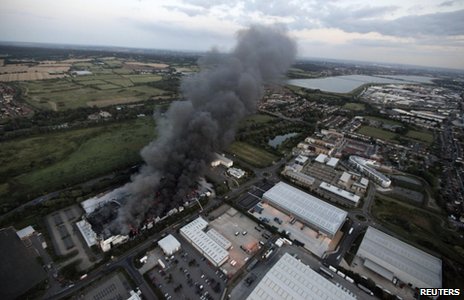 Armazem da sony incendiado em Londres _54549463_reuters_sony2