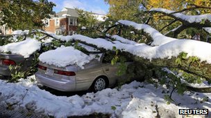 Snowstorm hits US East Coast killing at least nine _56375488_013254037-1