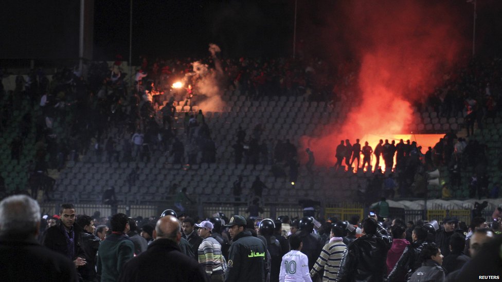 بالصور احداث بور سعيد في مبارة الاهلي والمصري فبراير 2012 _58244326_013886445-1