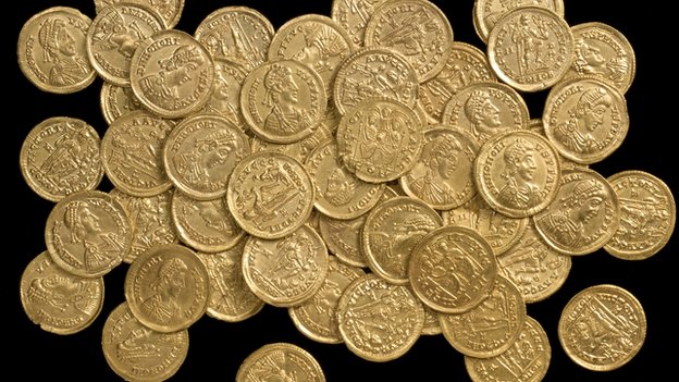 Descubierto uno de los mayores tesoros de monedas de oro romanas en Reino Unido. _63521416_hoardgroup