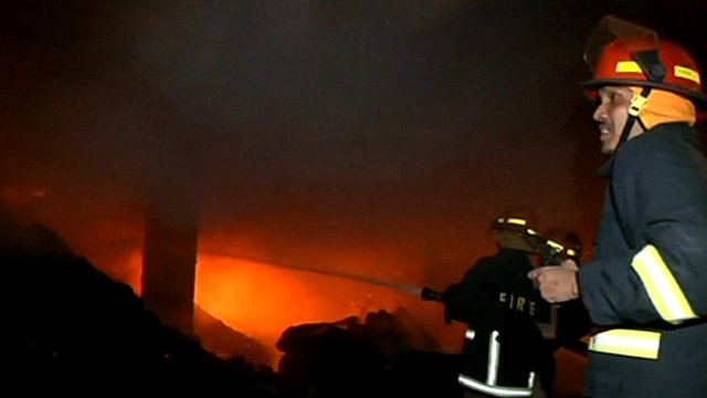 Incendio de fábrica mata a más de 100 personas en Bangladesh _64369617_dhaka