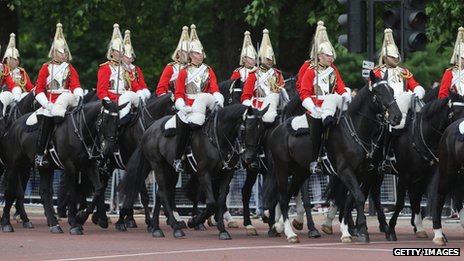 Queen marks Coronation anniversary at Westminster Abbey _68191278_018321652