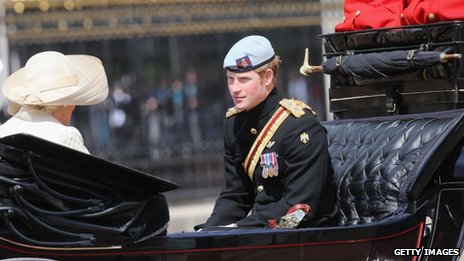 Queen marks Coronation anniversary at Westminster Abbey _68191280_018321686