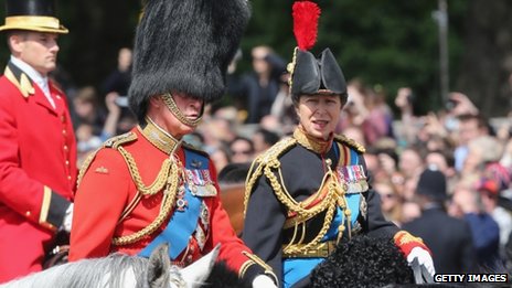 Queen marks Coronation anniversary at Westminster Abbey _68191282_018321817