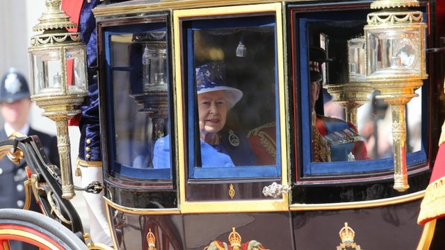 Queen marks Coronation anniversary at Westminster Abbey _68191284_68191283