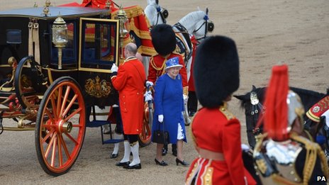 Queen marks Coronation anniversary at Westminster Abbey _68191947_018322134