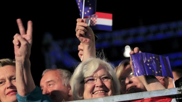 Croatia celebrates on joining EU _68471052_68470119