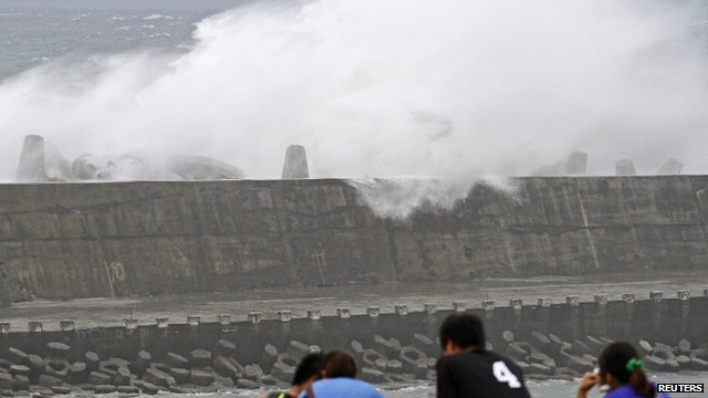 SEGUIMIENTO DE HURACANES,TIFONES, TORNADOS Y TORMENTAS - - Página 25 _68710452_68710451