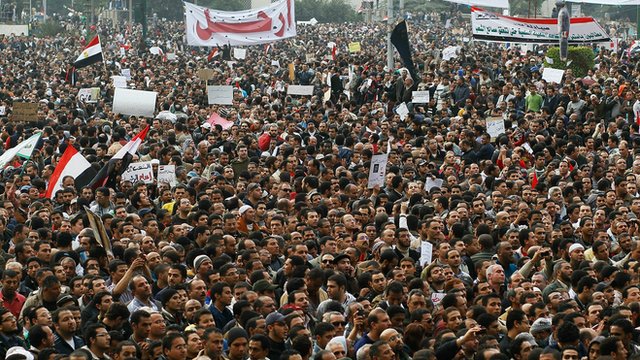 أسباب المشهد المأساوي في مصر وعلاجه _68734802_tahrirsquare