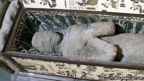 German boy finds 'a mummy' in grandmother's attic _69089619_69089613