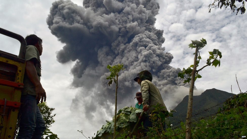 VOLCÁN SINABUNG INDONESIA _69890293_69890292