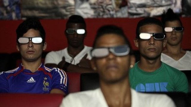 Rights: Cuba shuts down private cinemas and video-game salons _70874710_70870100