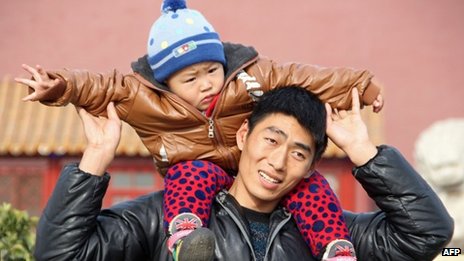 China formally eases one-child policy _71976907_71976906