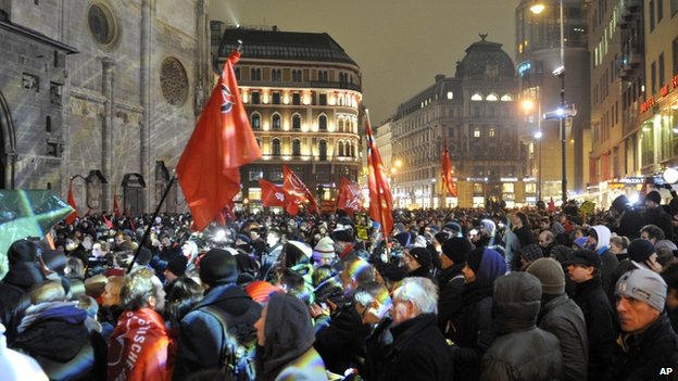 AUSTRIA | Vienna 'far-right' ball condemned in mass protests _72516278_020768663-1