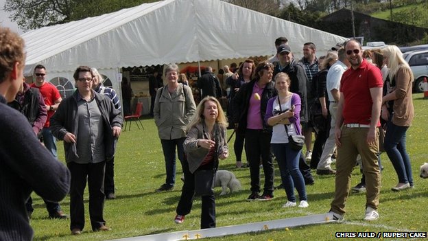 Dorset knob throwing contest attracts thousands _74613784_74610079