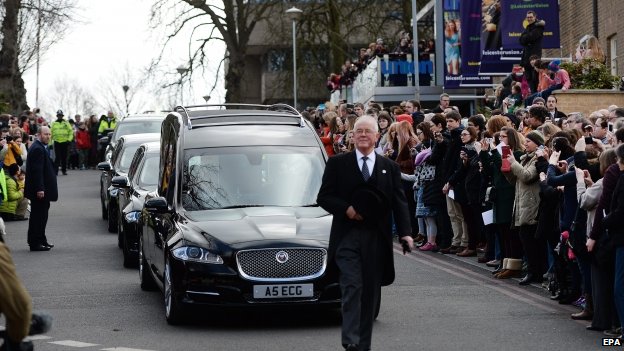 Richard III: Leicester welcomes king's remains _81827465_streethearse_epa