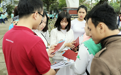 Gian hàng của DTU Thu hút Học sinh trong Ngày hội Văn hóa 2017 Cv%20