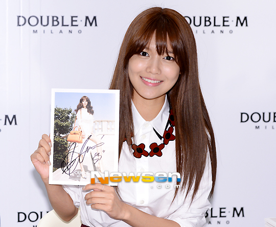 [PIC][23-07-2013]SooYoung xuất hiện tại buổi fansign thứ 3 cho thương hiệu "Double M" vào chiều nay   - Page 2 201307231839502010_1