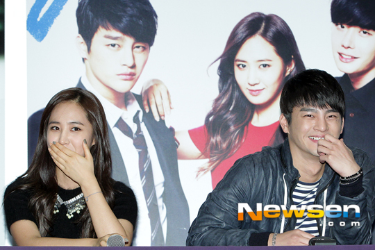 [PIC][30-10-2013]Yuri tham dự "No Breathing Greeting Event" vào tối nay 201310302242572810_1