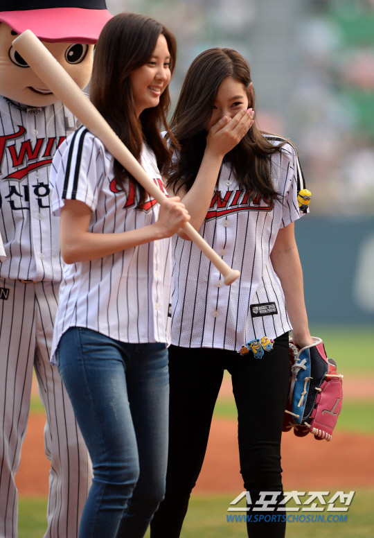 [PIC][27-08-2013]TaeYeon và SeoHyun ném bóng mở màn cho trận đấu bóng chày tại SVĐ Jamsil vào chiều nay 2013082701002489000187371