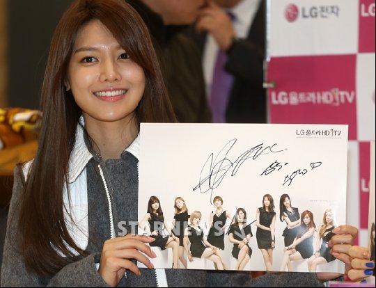 [PIC][12-11-2013]SNSD xuất hiện tại sự kiện fansign cho thương hiệu LG Electronics vào tối nay + Vắng Jessica 2013111218422489965_1