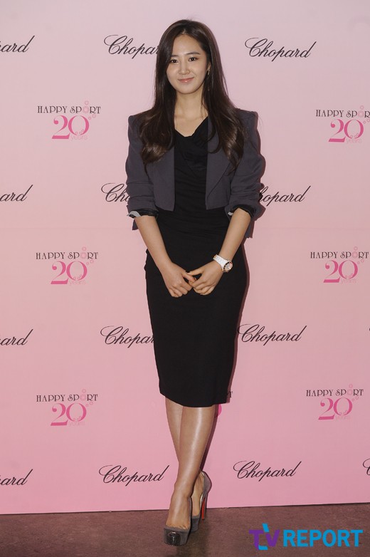 [PIC][05-12-2013]Yuri và Tiffany tham dự sự kiện "Kỉ niệm 20 năm thành lập của thương hiệu đồng hồ Chopard" vào tối nay 20131205_1386242330_54003500_1