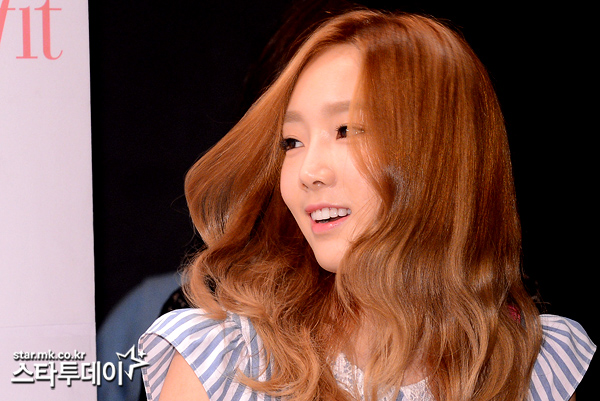 [PIC][09-07-2013]TaeYeon xuất hiện tại Lễ khai trương cửa hàng mỹ phẩm "COLOR BY BENEFIT" vào trưa nay 20130709_1373351256.