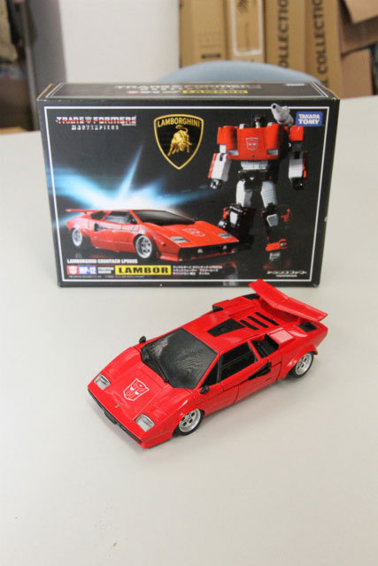 [Masterpiece] MP-12 Sideswipe/Frérot (rouge) ― MP-12G Sideswipe/Frérot G2 (noir) ― MP-12T Tigertrack/Tigrevoie (jaune) + MP-14C Clampdown/Châtimo (blanc) - Page 2 Mp1201_1345772749