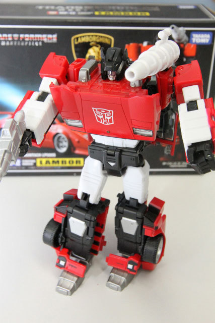 [Masterpiece] MP-12 Sideswipe/Frérot (rouge) ― MP-12G Sideswipe/Frérot G2 (noir) ― MP-12T Tigertrack/Tigrevoie (jaune) + MP-14C Clampdown/Châtimo (blanc) - Page 2 Mp1204_1345772749