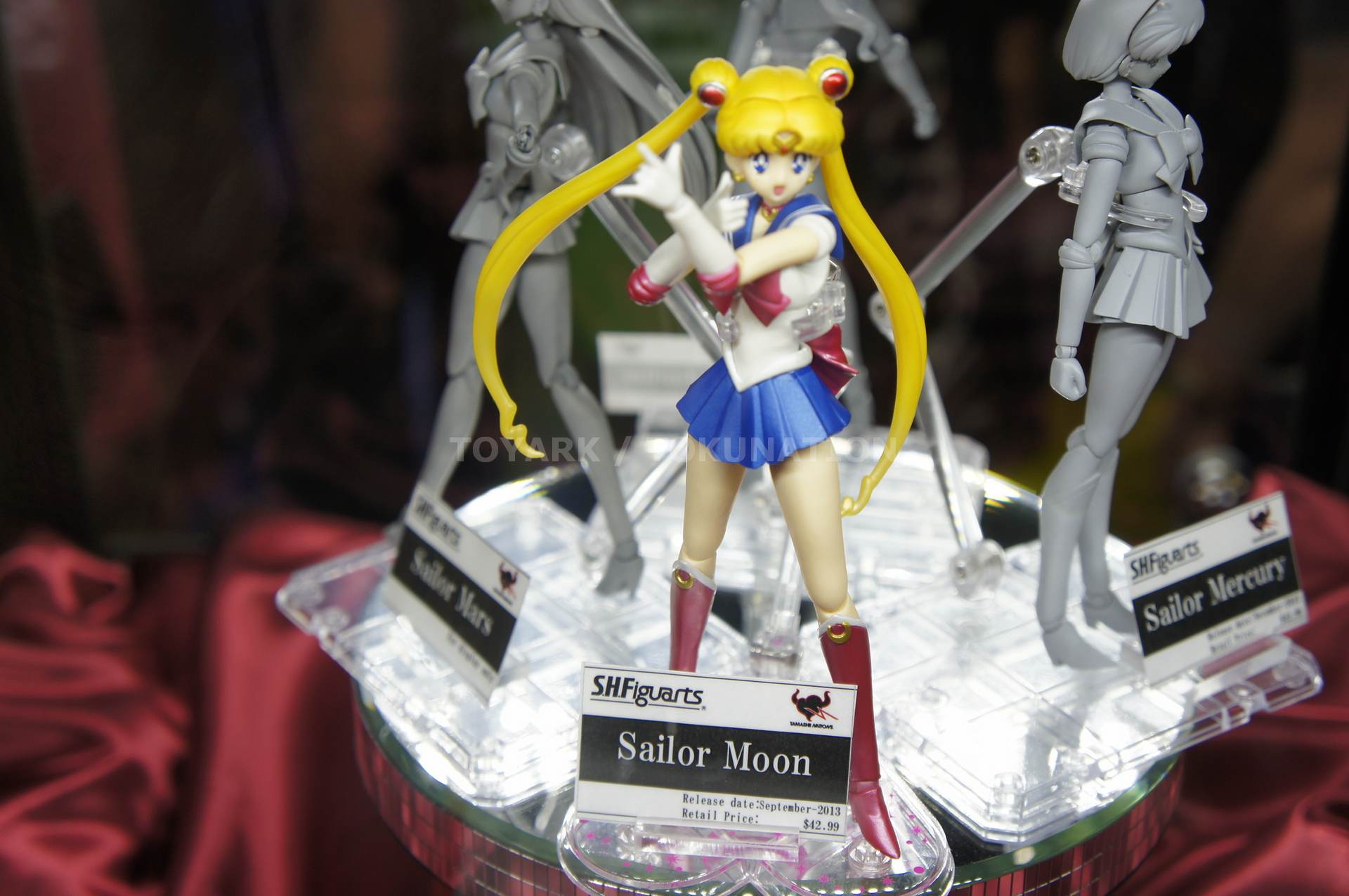 [Bandai][Tópico Oficial] S.H.Figuarts | Bishoujo Senshi Sailor Moon - Sailor V - Página 11 SDCC-2013-Tamashii-Nations-Sailor-Moon001