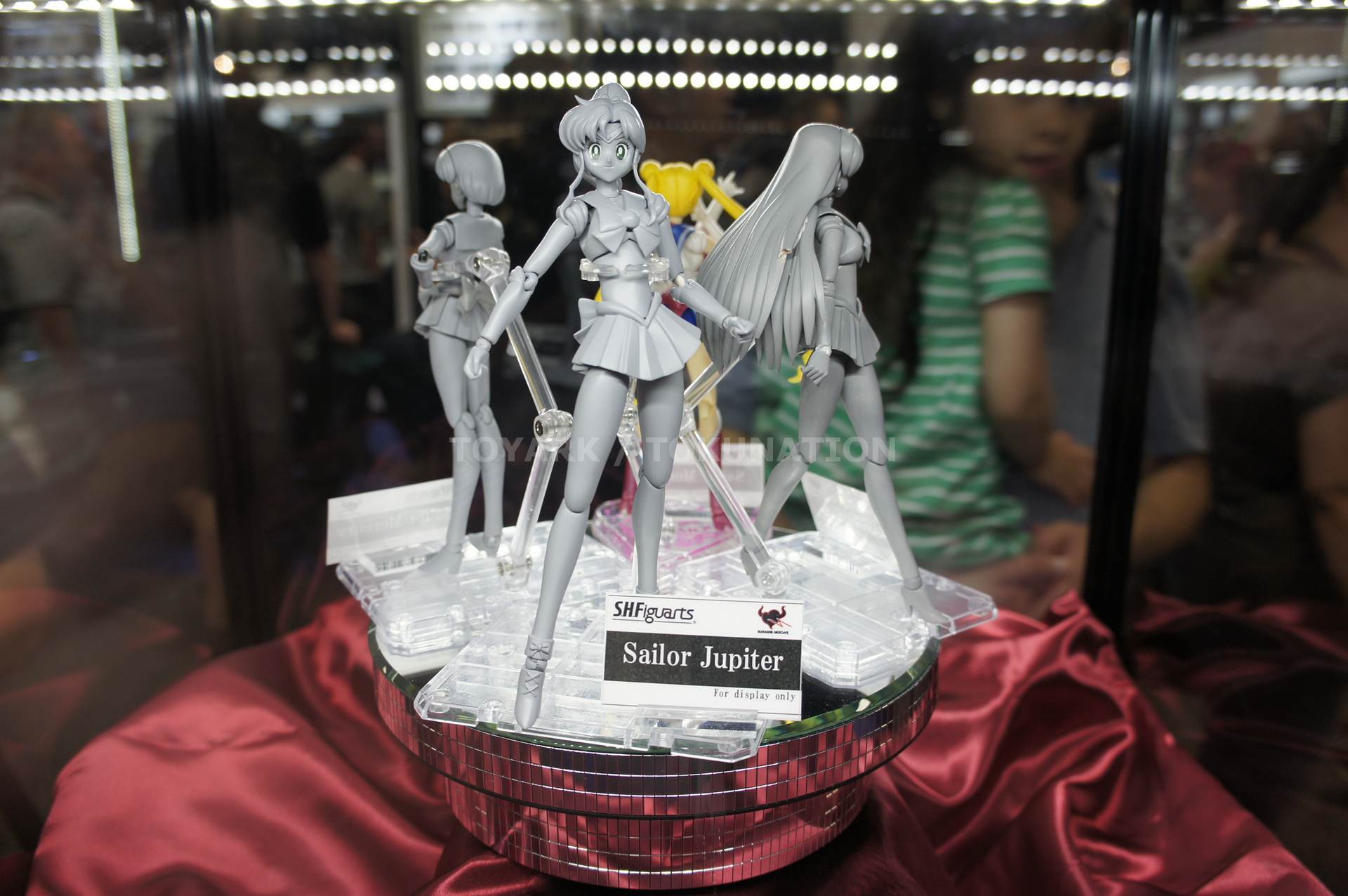 [Bandai][Tópico Oficial] S.H.Figuarts | Bishoujo Senshi Sailor Moon - Sailor V - Página 11 SDCC-2013-Tamashii-Nations-Sailor-Moon005