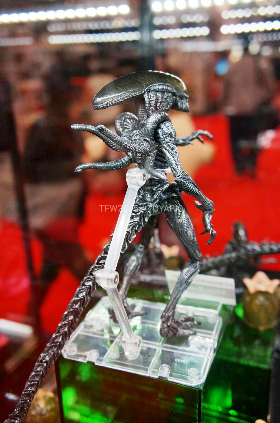 [NYCC 2013] Stand Bandai - S.H.MonsterArts: Alien vs. Predator  DSC00883