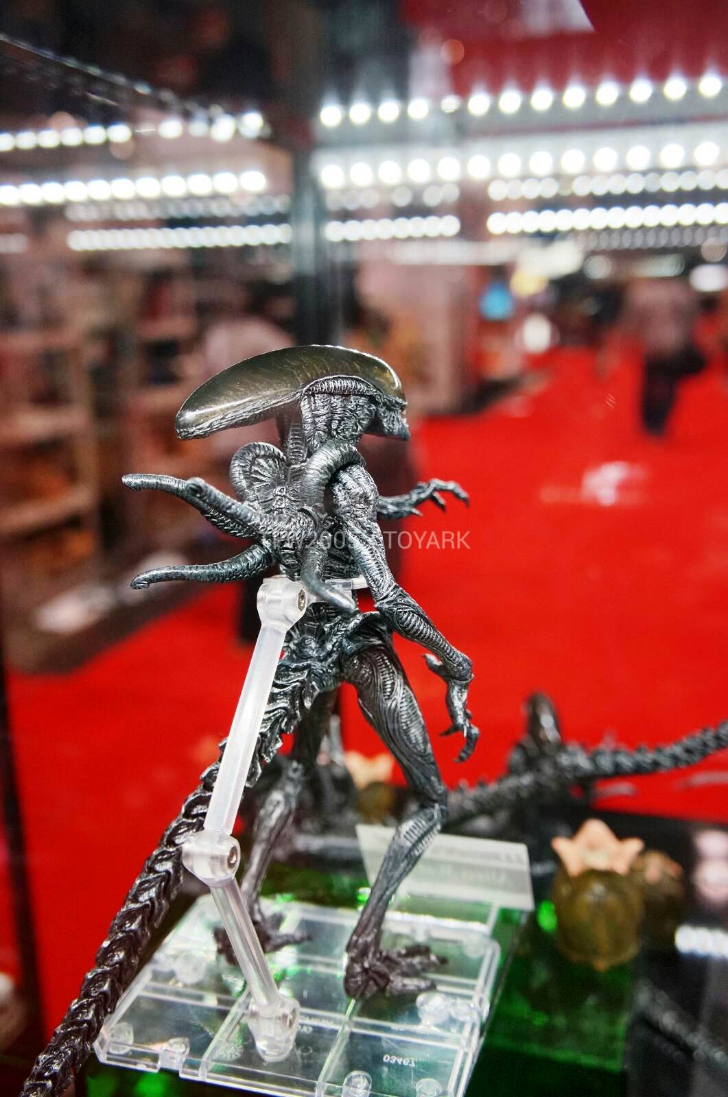 [NYCC 2013] Stand Bandai - S.H.MonsterArts: Alien vs. Predator  DSC00885