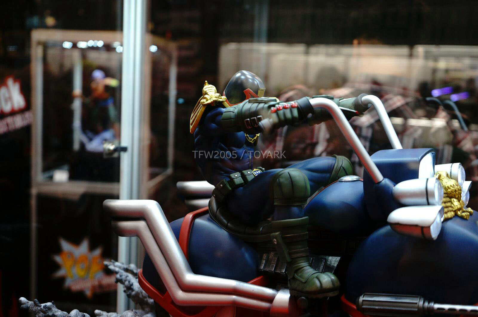 [Pop Culture Shock] Judge Dredd On Motorcycle statue - 1/5 Diorama - Página 3 NYCC-2014-Pop-Culture-Shock-021