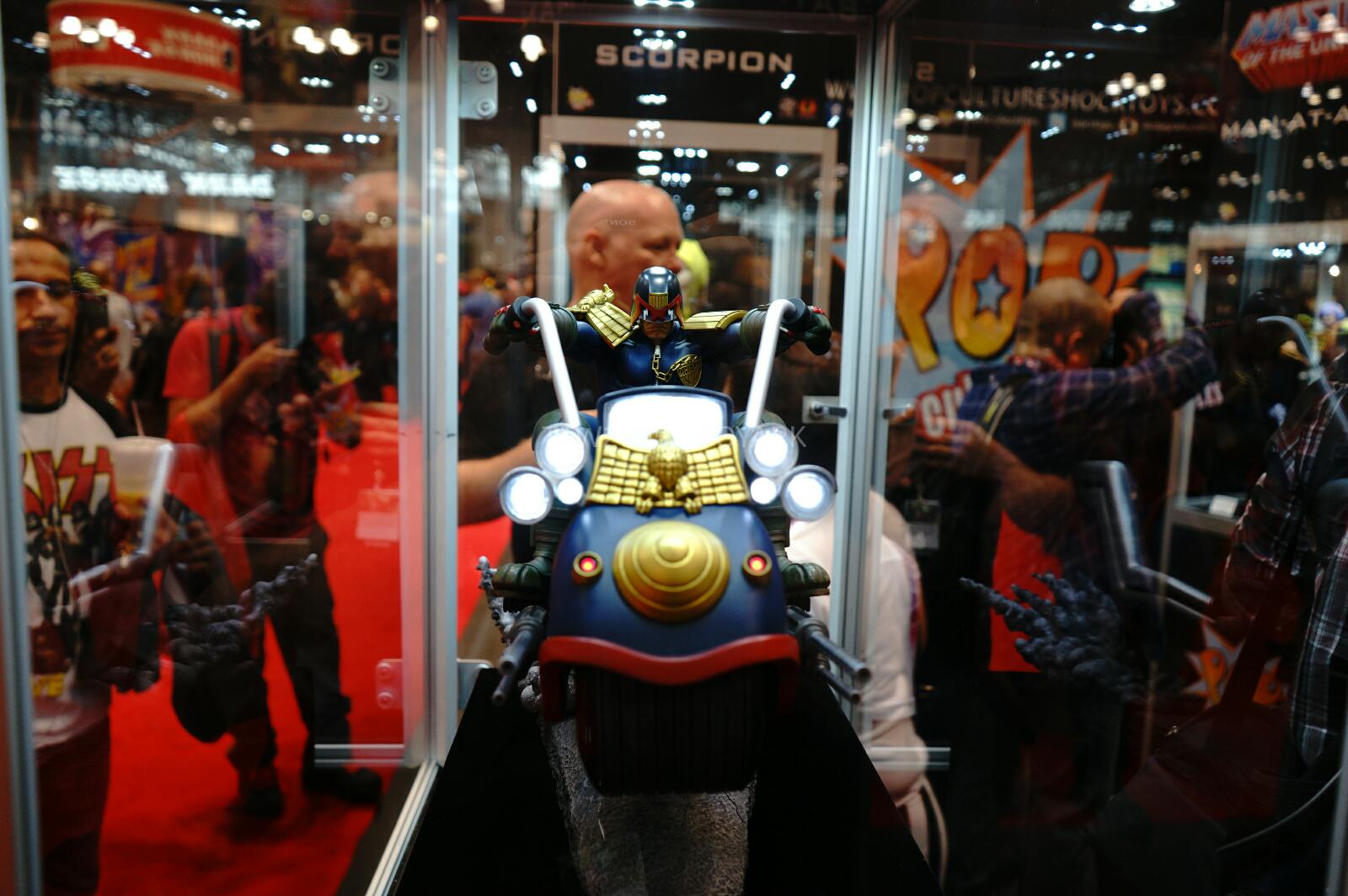 [Pop Culture Shock] Judge Dredd On Motorcycle statue - 1/5 Diorama - Página 3 NYCC-2014-Pop-Culture-Shock-022