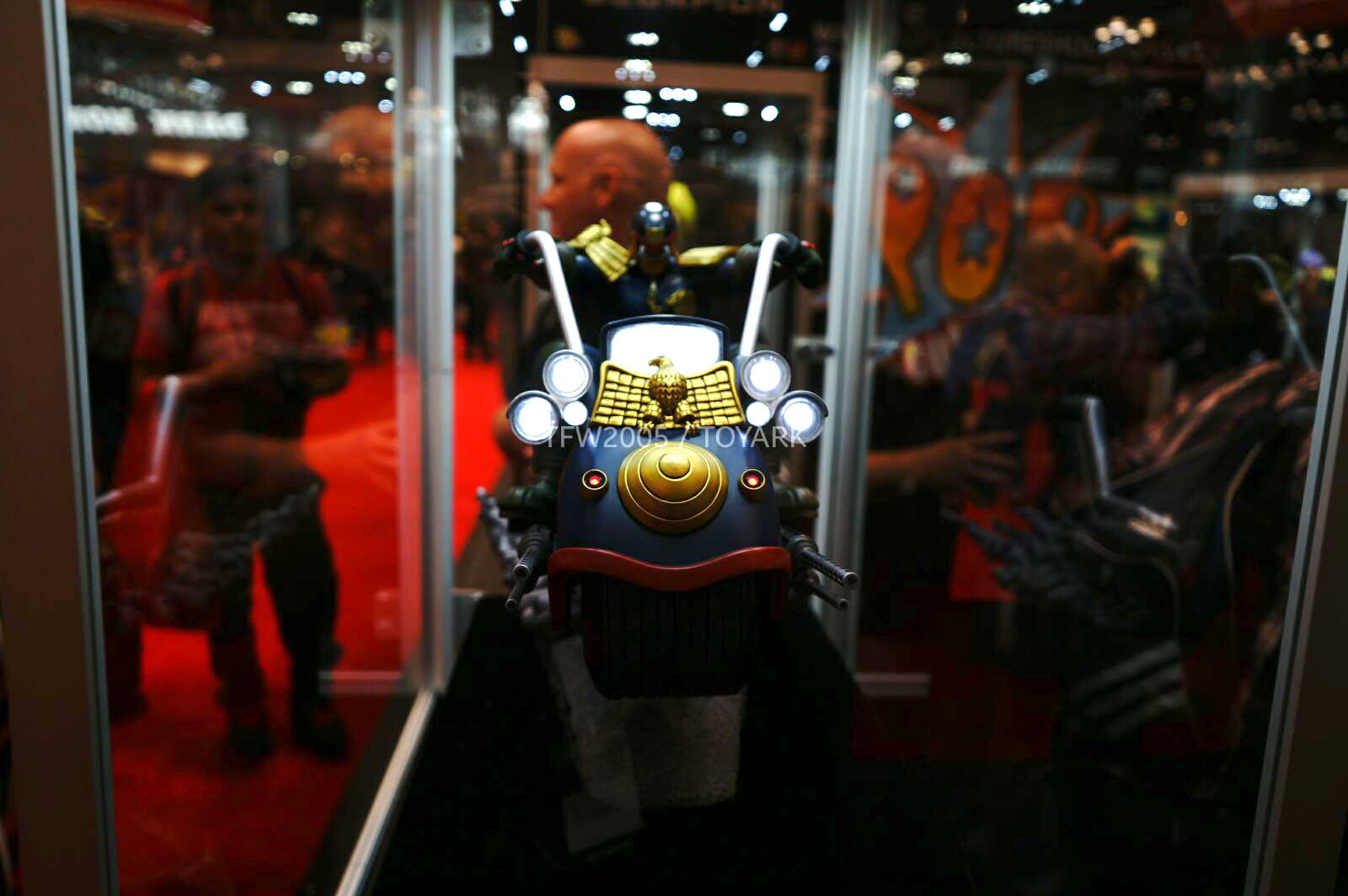 [Pop Culture Shock] Judge Dredd On Motorcycle statue - 1/5 Diorama - Página 3 NYCC-2014-Pop-Culture-Shock-023