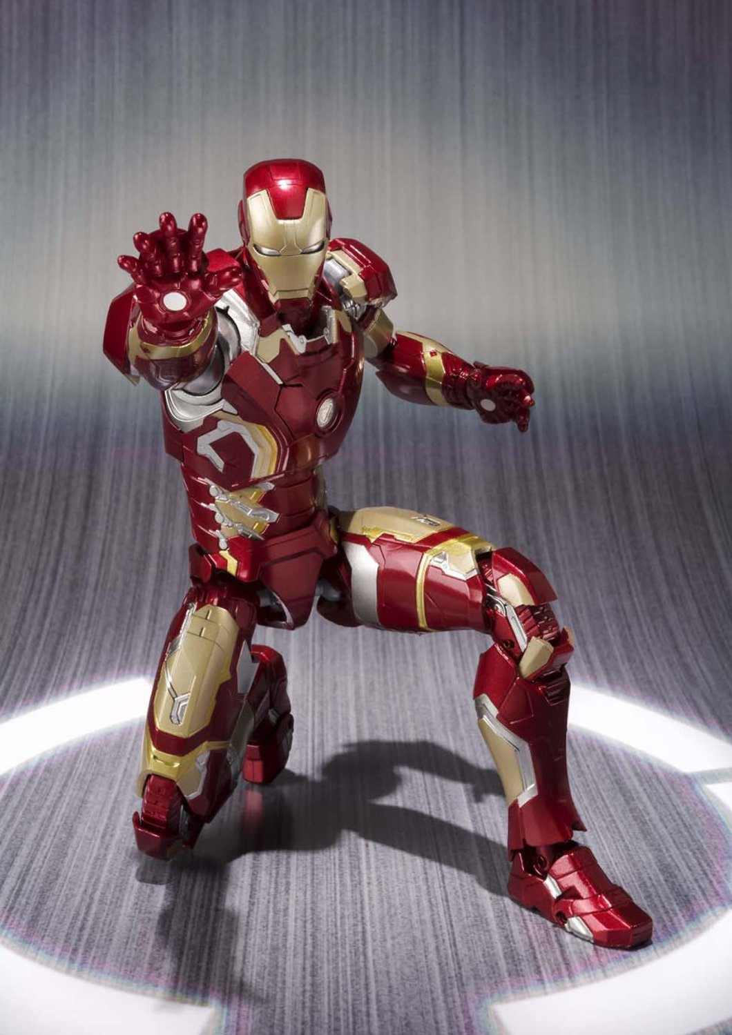 [Bandai][Tópico Oficial] S.H.Figuarts | Avengers: Age of Ultron - Hulkbuster - Página 3 Avengers-Age-of-Ultron-Iron-Man-Mark-43-SH-Figuarts-005