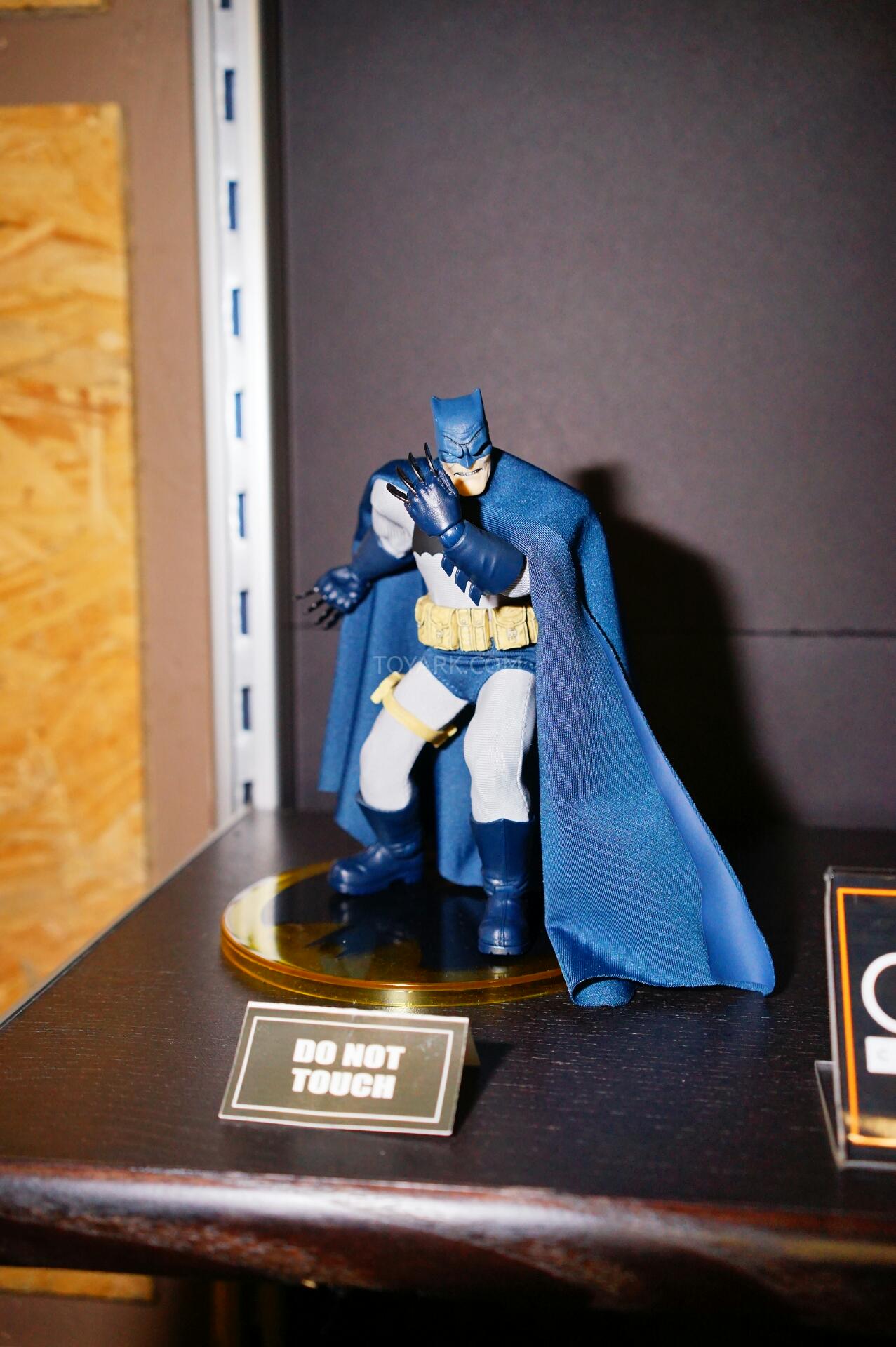 [Mezco] One:12 - Batman the Dark Knight Mezco-Pre-Toy-Fair-1-12-Collective-004