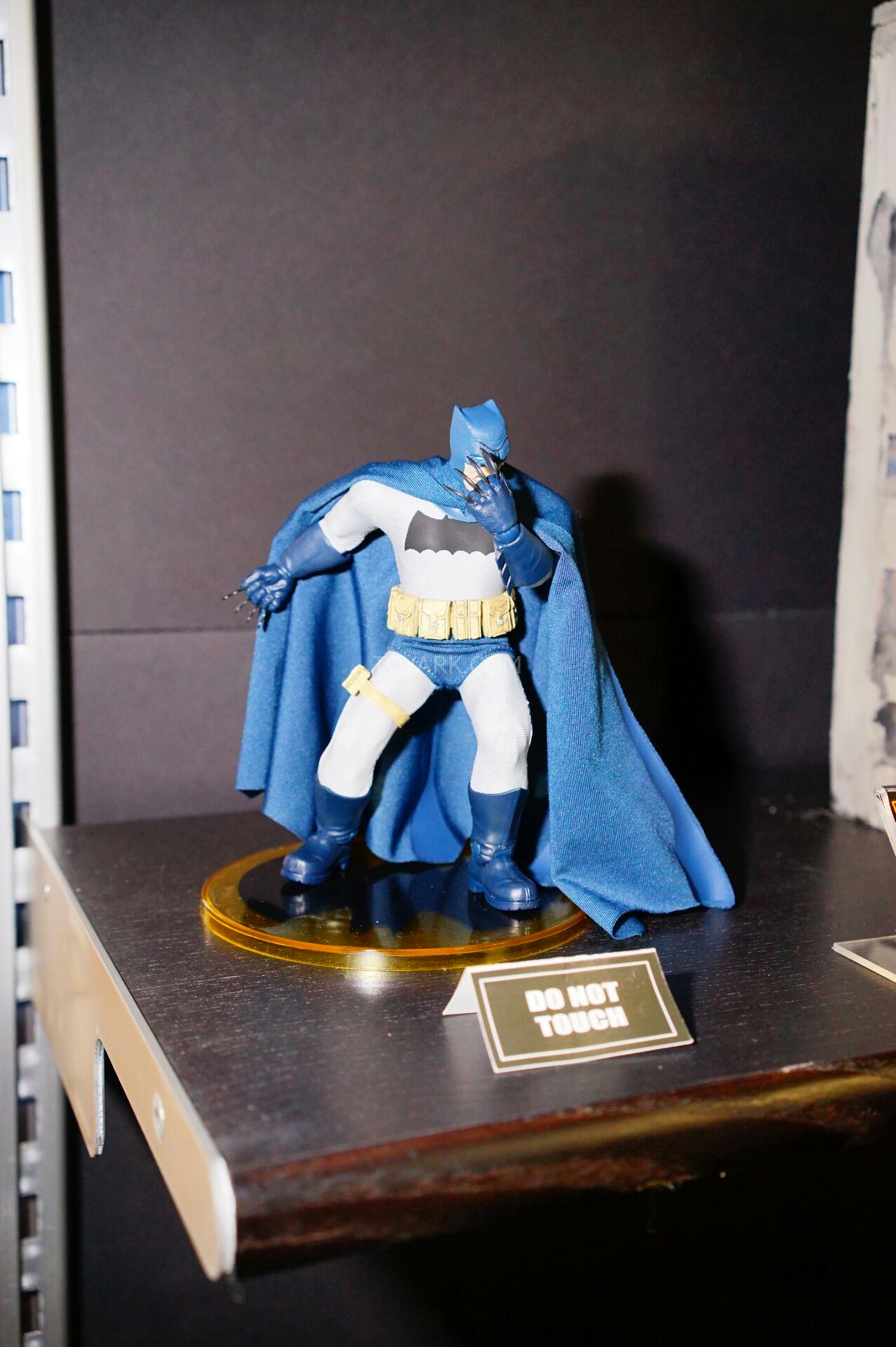 [Mezco] One:12 - Batman the Dark Knight Mezco-Pre-Toy-Fair-1-12-Collective-005