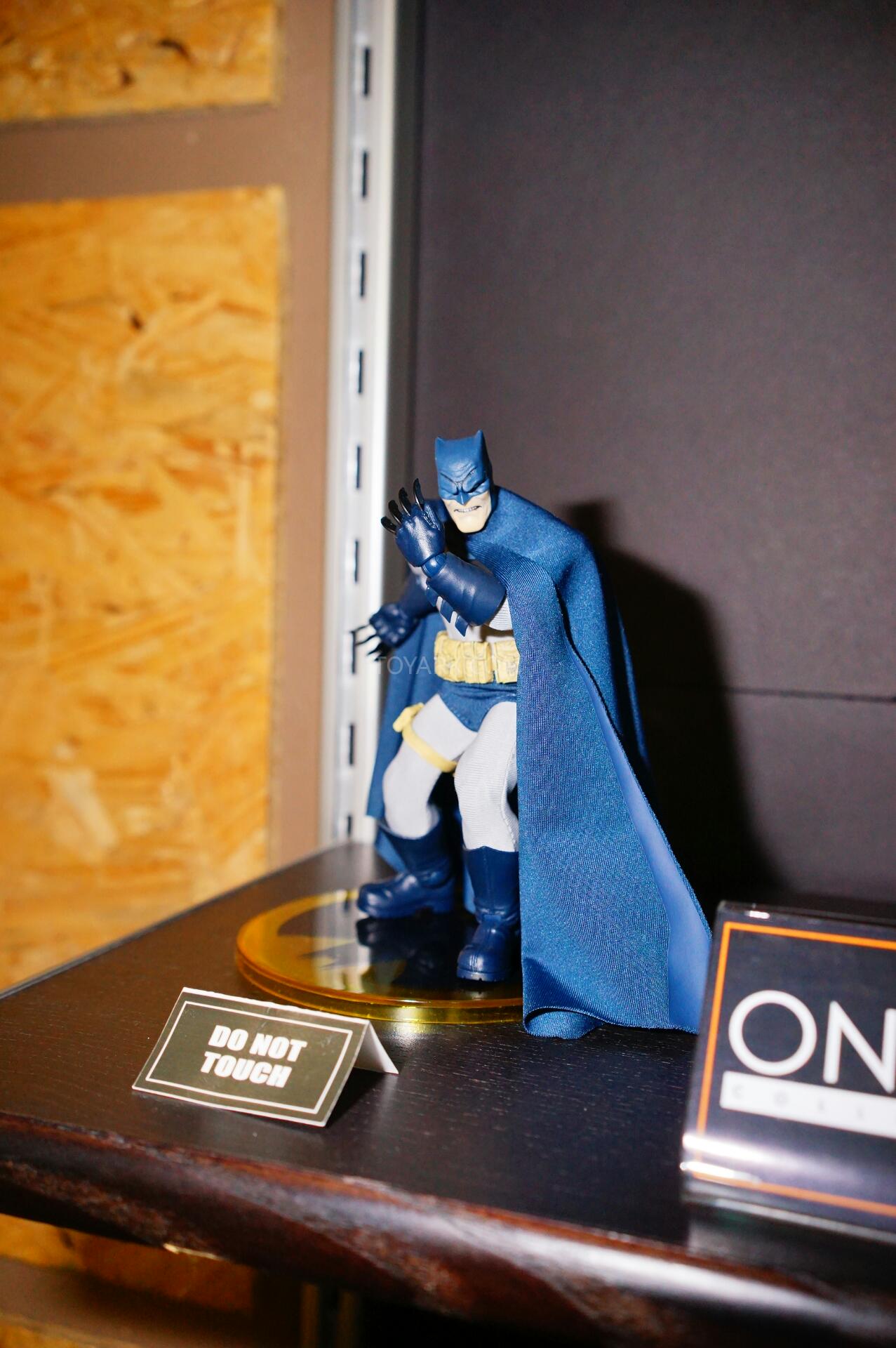 [Mezco] One:12 - Batman the Dark Knight Mezco-Pre-Toy-Fair-1-12-Collective-007