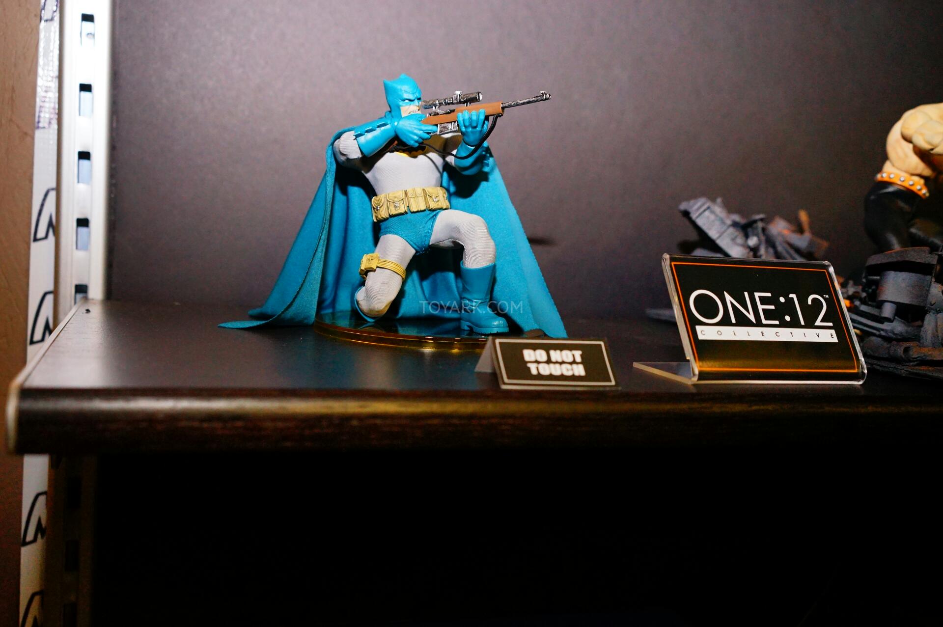 [Mezco] One:12 - Batman the Dark Knight Mezco-Pre-Toy-Fair-1-12-Collective-010