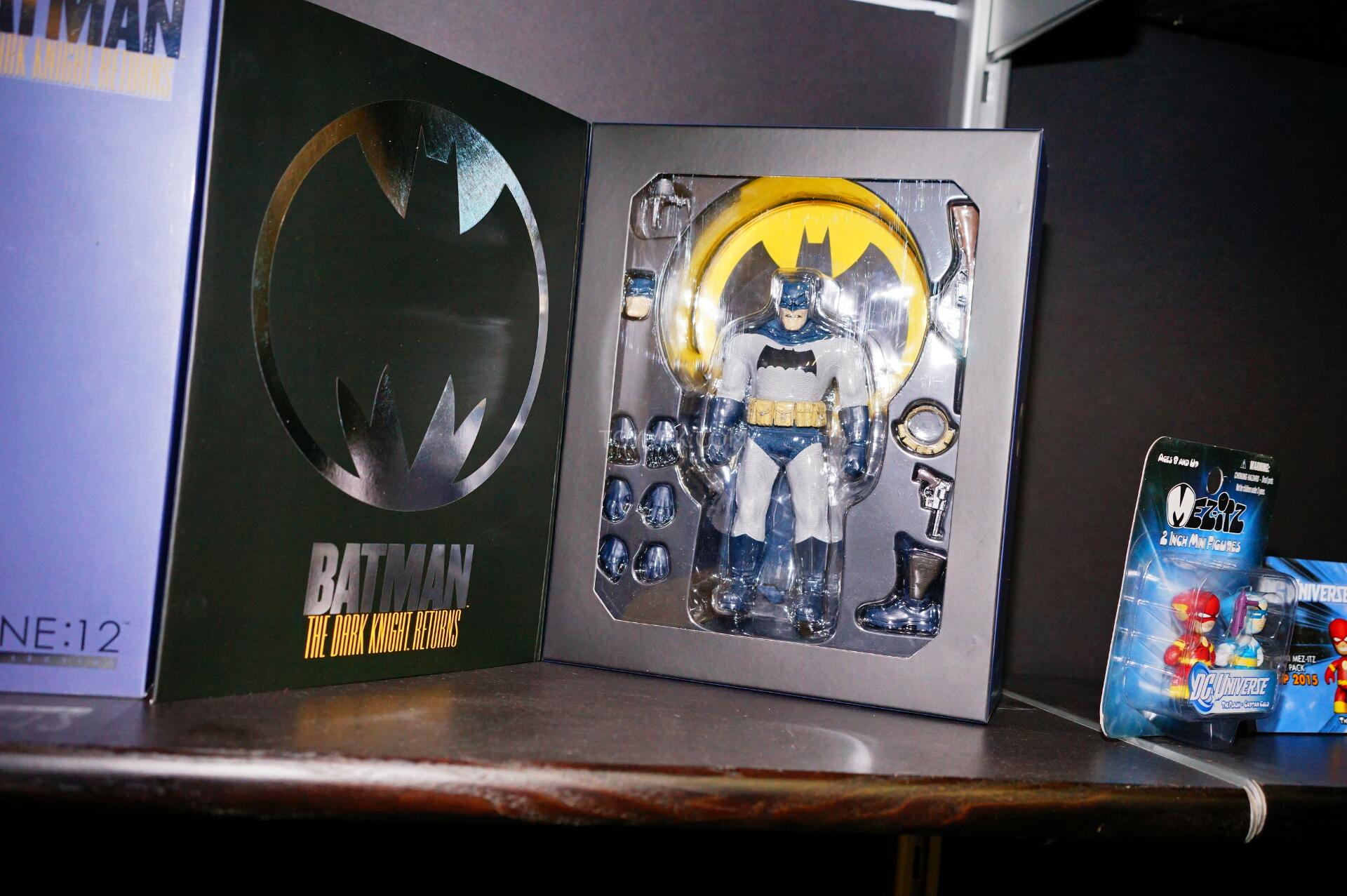 [Mezco] One:12 - Batman the Dark Knight Mezco-Pre-Toy-Fair-1-12-Collective-013