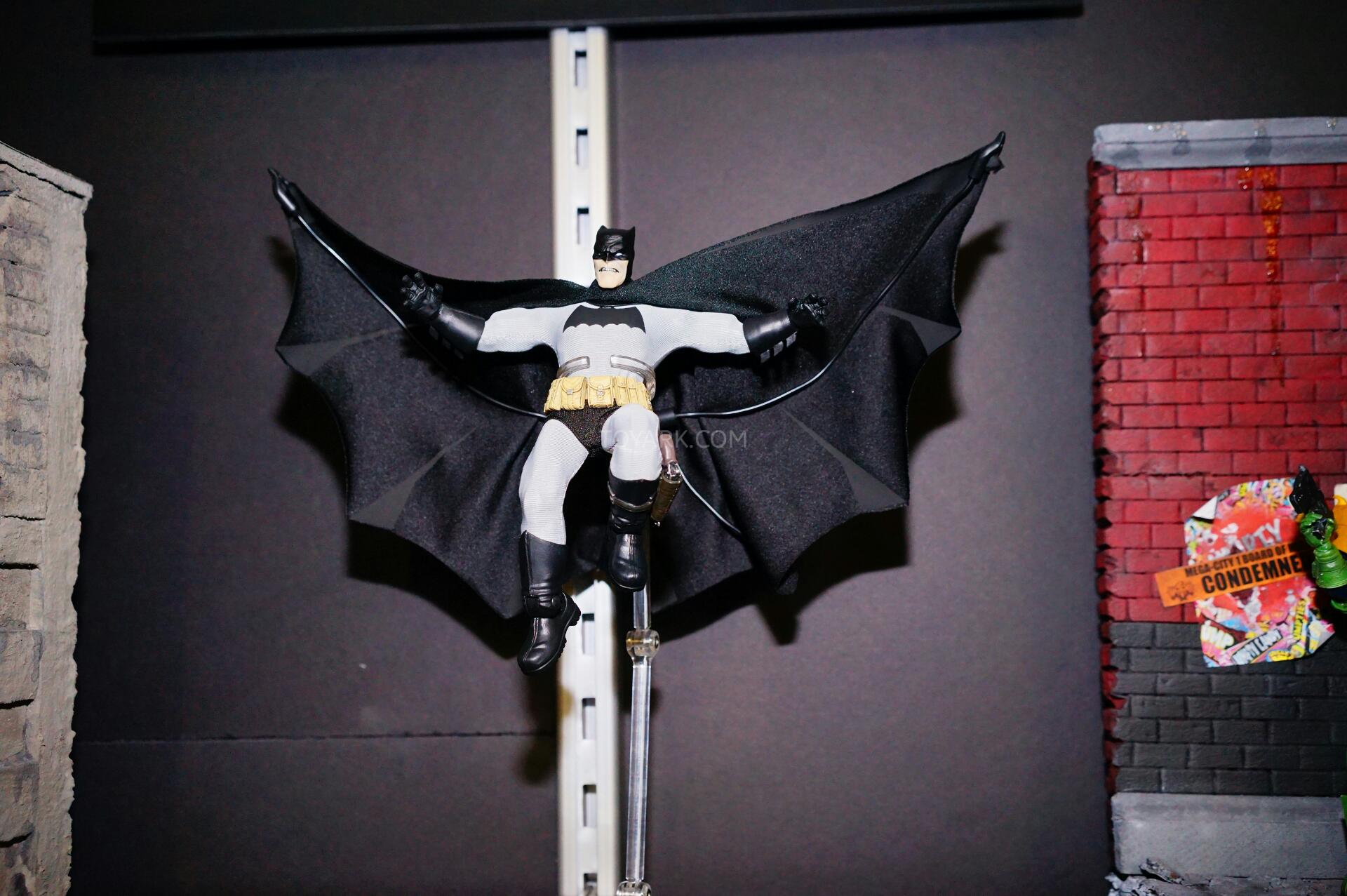 [Mezco] One:12 - Batman the Dark Knight Mezco-Pre-Toy-Fair-1-12-Collective-020