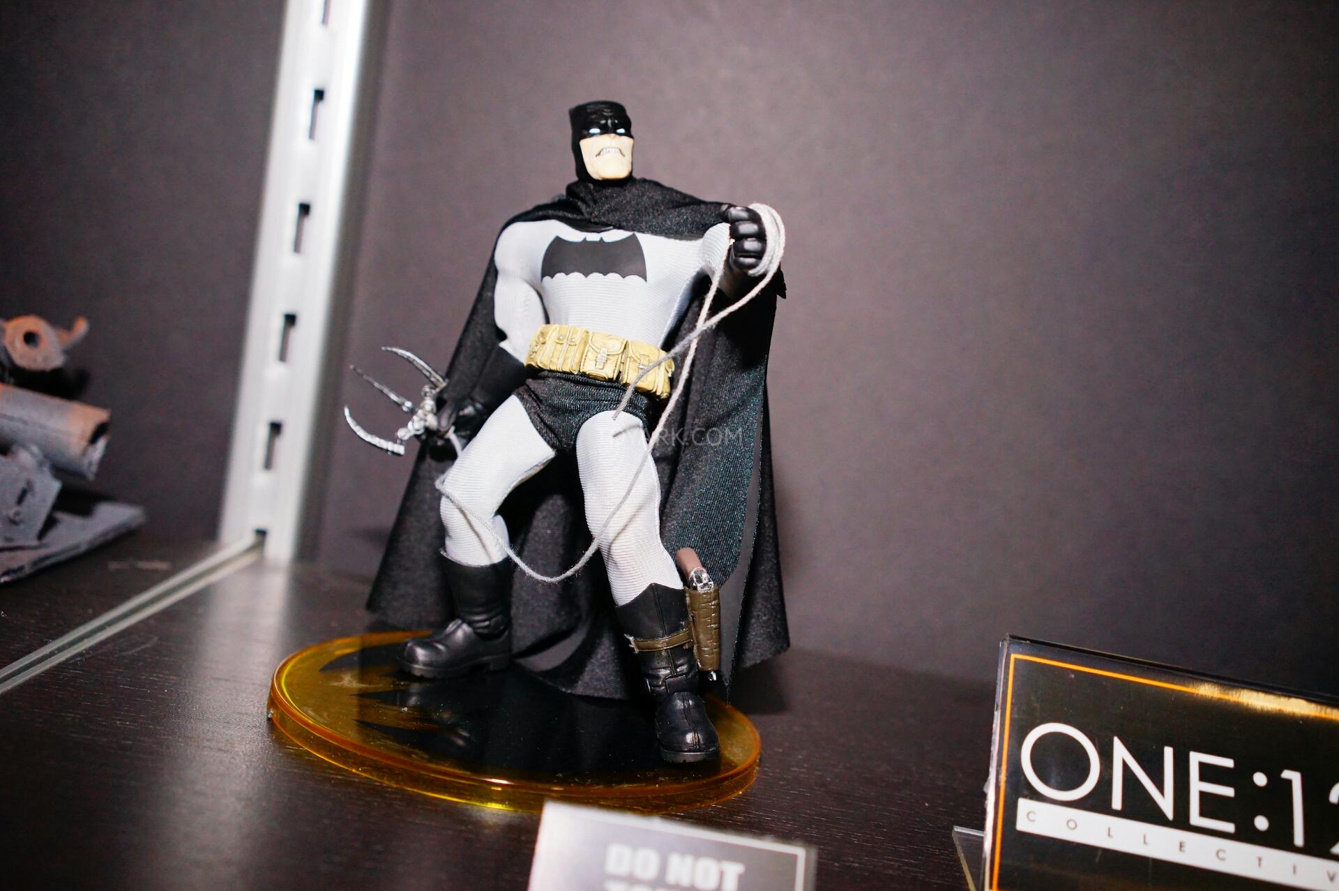 [Mezco] One:12 - Batman the Dark Knight Mezco-Pre-Toy-Fair-1-12-Collective-022