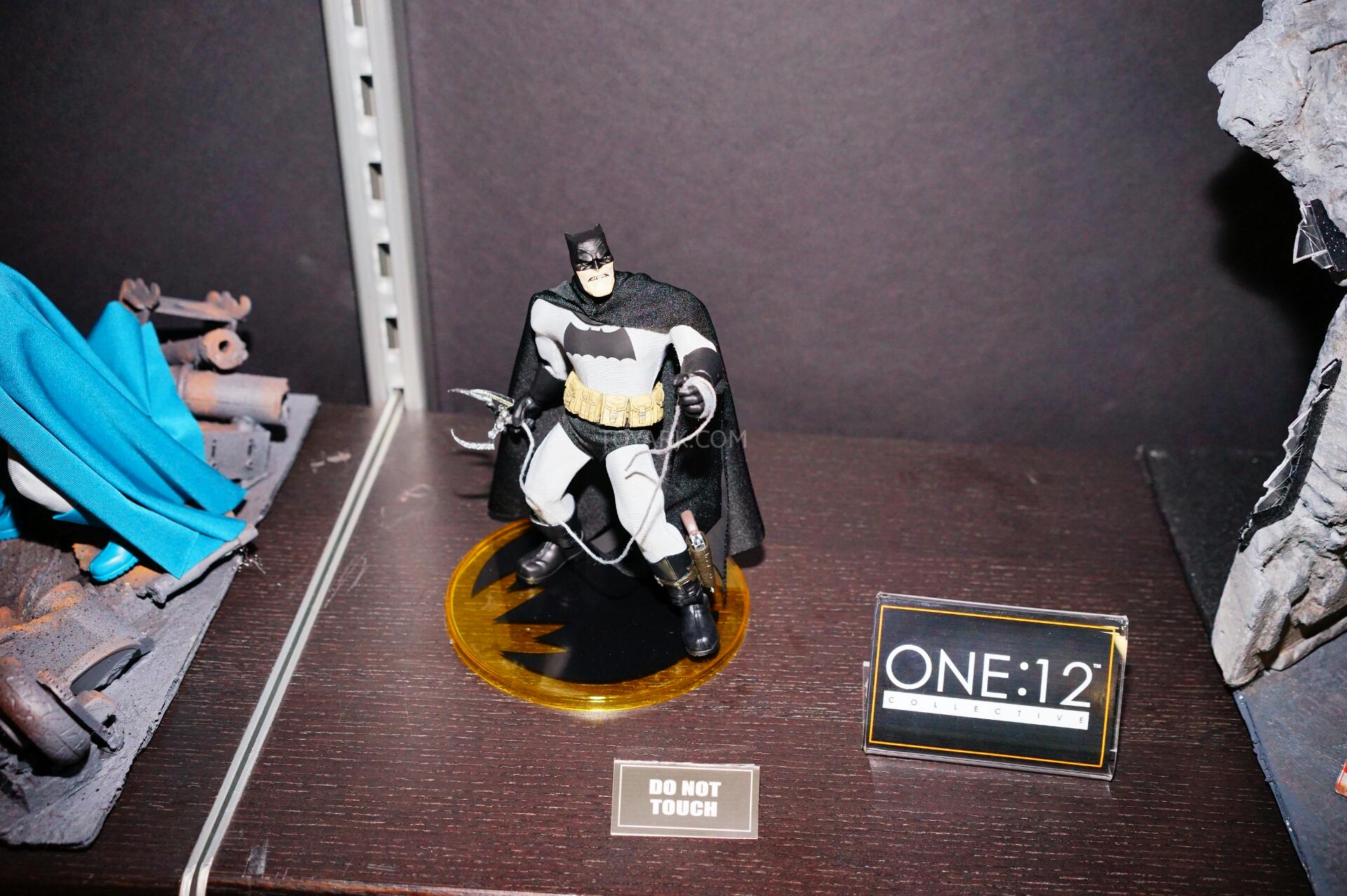 [Mezco] One:12 - Batman the Dark Knight Mezco-Pre-Toy-Fair-1-12-Collective-023