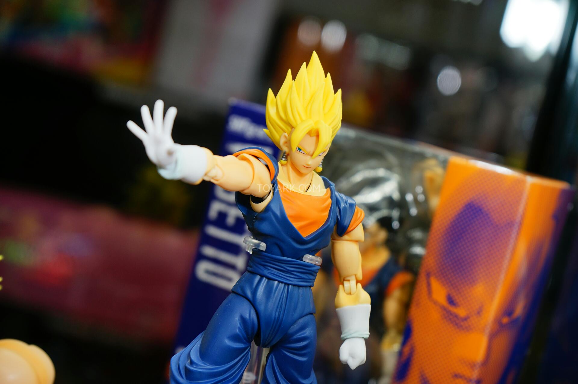 [Toy Fair 2015] Bandai Toy-Fair-2015-Bluefin-Booth-SH-Figuarts-DBZ-004