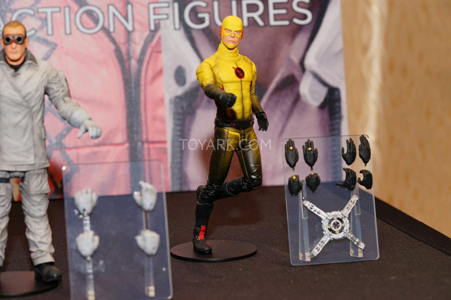 [SDCC 2015] DC Collectibles SDCC2015-DC-Collectibles-DC-CW-TV-Series-004