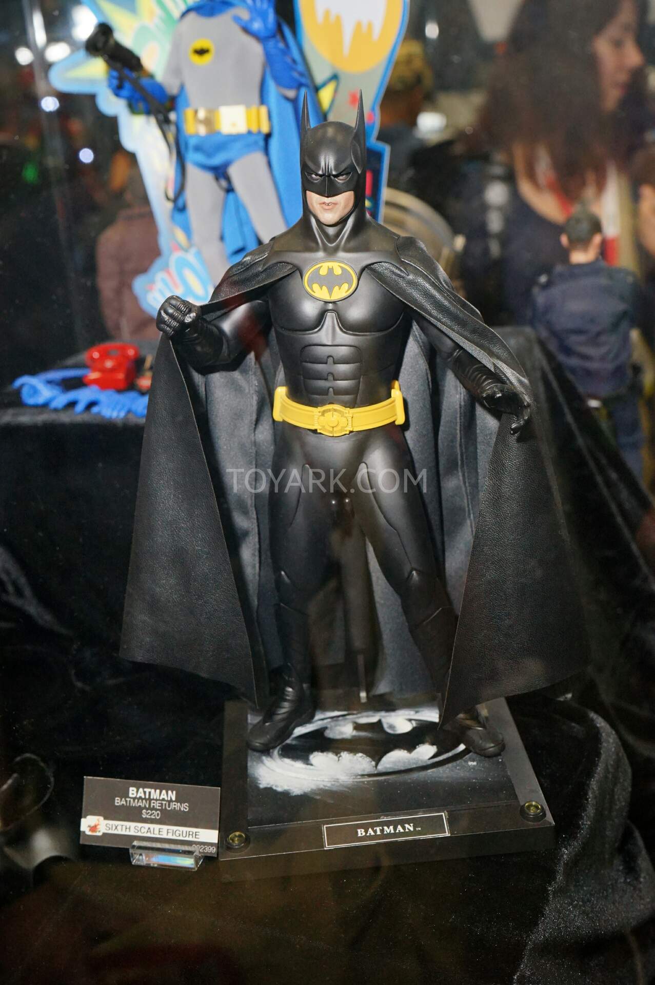 [Hot Toys] Batman Returns: Batman & Bruce Wayne (Michael Keaton) Pack 1/6 Scale - Página 5 SDCC2015-Hot-Toys-Batman-Line-002